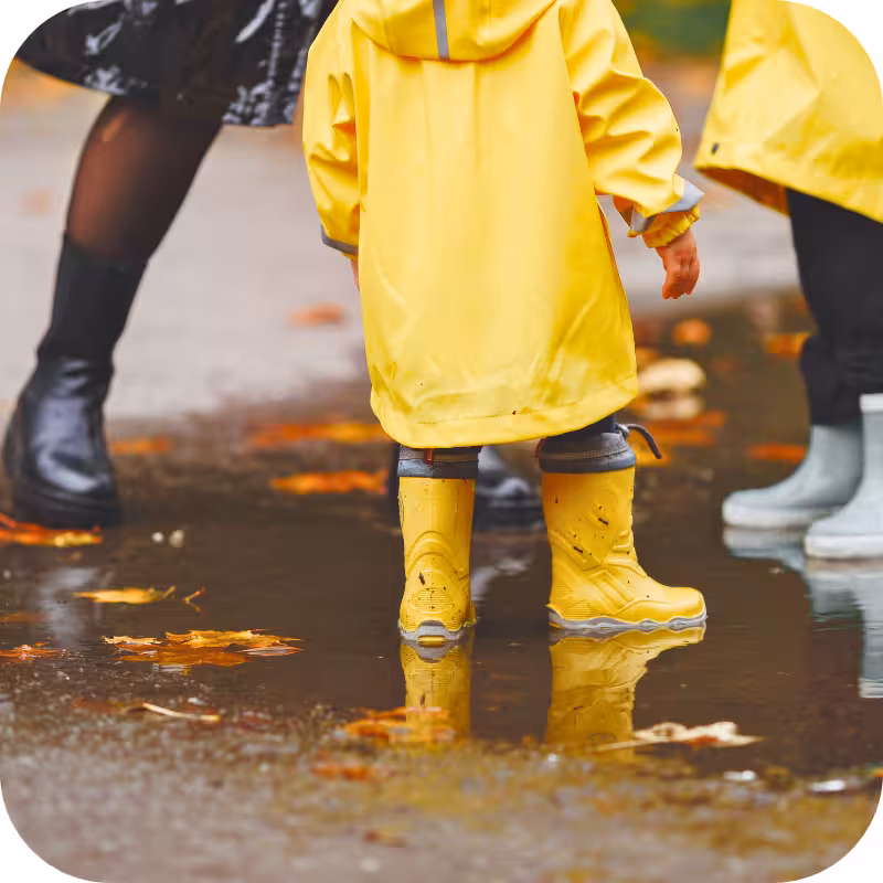 Famille en bottes de pluie au camping le Relais du Léman